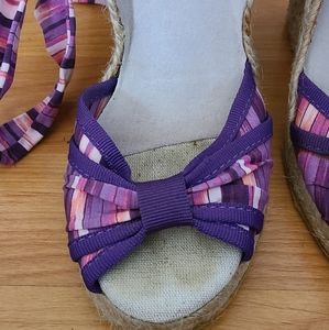 Open Toe Wedges Old Navy, Size 7, striped colors pinks and purples